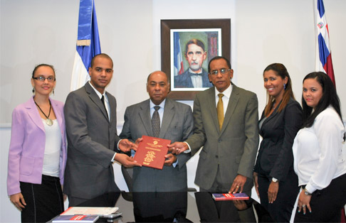 Presidente del TC, doctor Milton Ray Guevara, recibe visita del decano de la Facultad de Ciencias Jurídicas y Políticas de la UASD