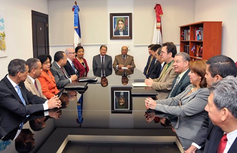 Los presidentes del TC dominicano y del TC peruano encabezan encuentro con jueces constitucionales