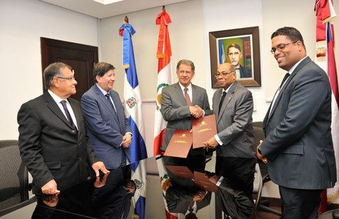 Los presidentes de los tribunales constitucionales de Perú y RD acuerdan extender convenio de colaboración