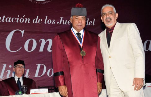 Alcaldía de Samaná reconoce al magistrado Milton Ray Guevara; le entrega placa y medalla de la Orden del Brigadier Francisco Rubio y Peñaranda