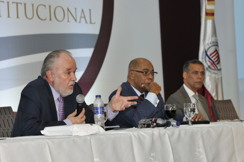 Experto peruano destaca importancia del precedente en la justicia constitucional; Diserta en el Tercer Congreso Internacional auspiciado por el TC