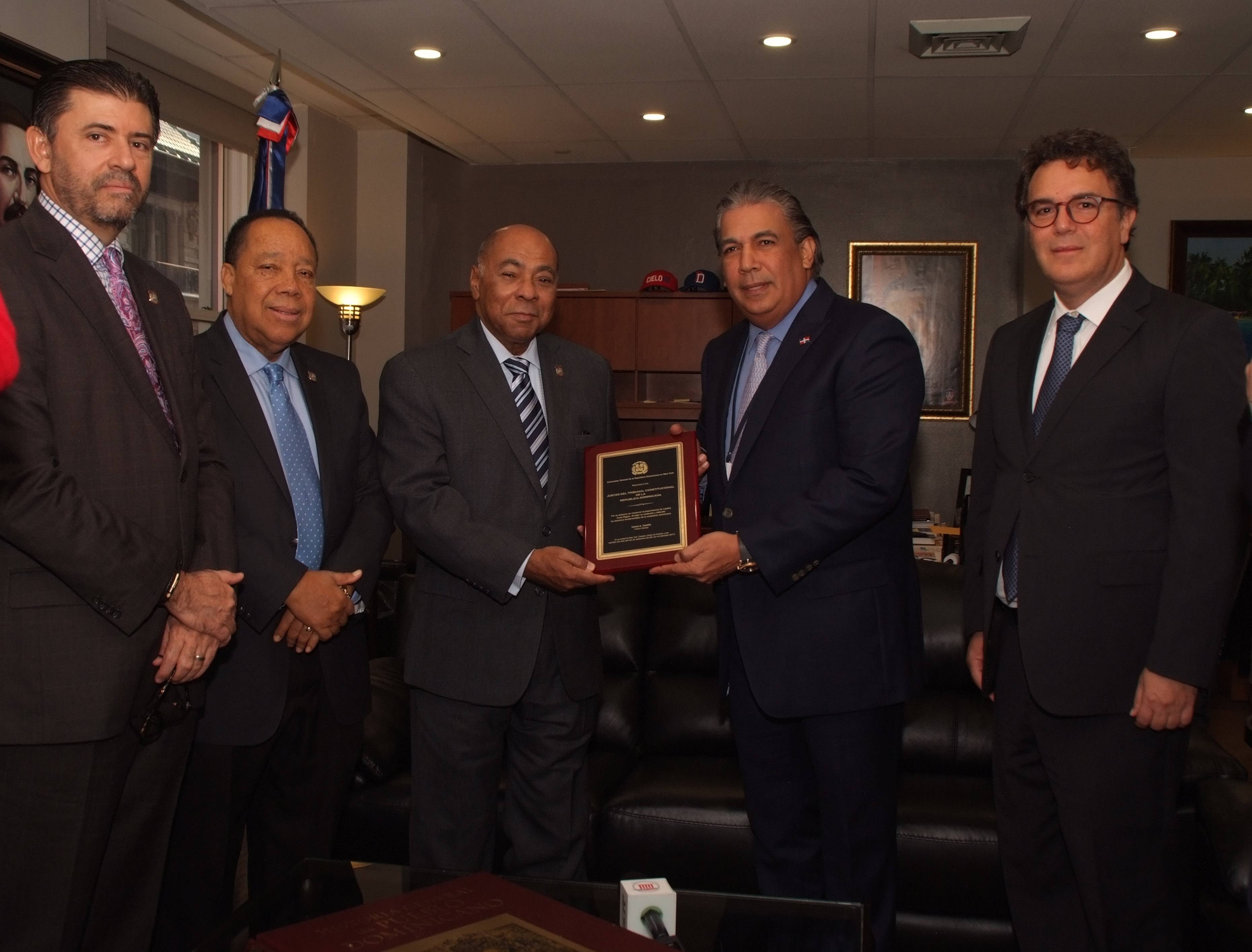 Cónsul Dominicano en NY distingue jueces del TC