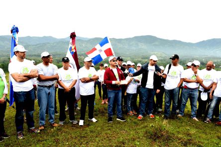 Jueces y empleados del TC siembran 7 mil  árboles en Jornada de Reforestación; declaran espacio “Bosque Constitucional”
