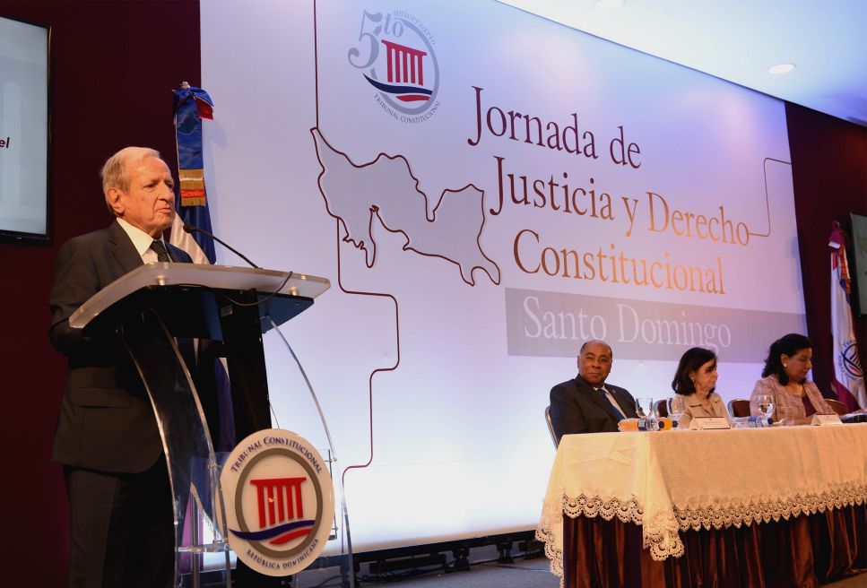 Ex presidentes del Tribunal Constitucional español comparten experiencias sobre ese organismo