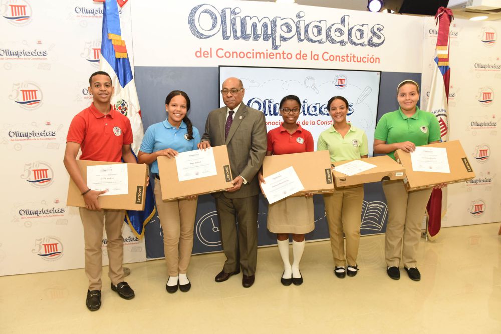 TC reconoce a estudiantes de Olimpiadas del Conocimiento de la Constitución 2017