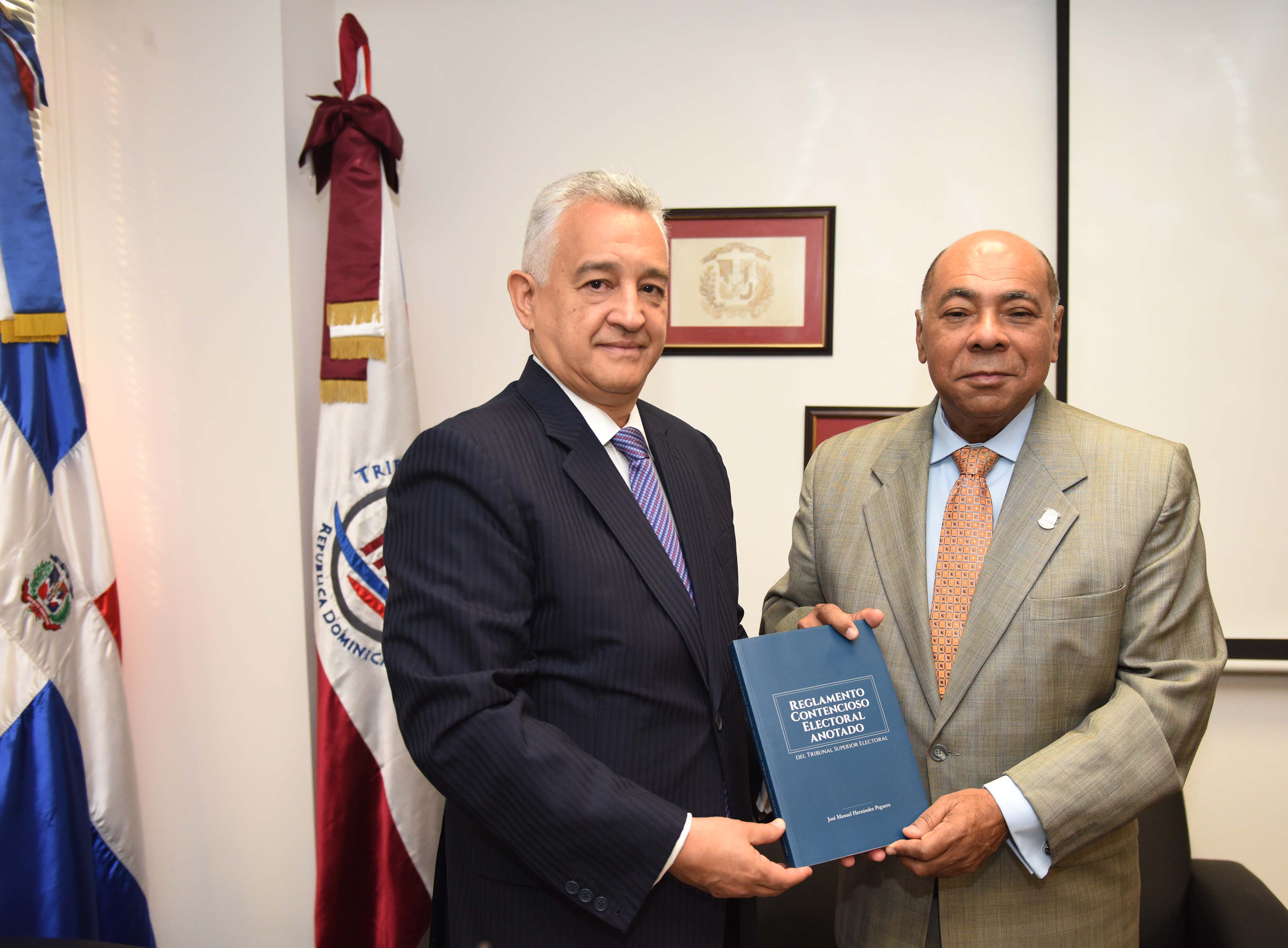Presidente del TC recibe la visita del magistrado José Manuel Hernández Peguero, exmiembro del TSE