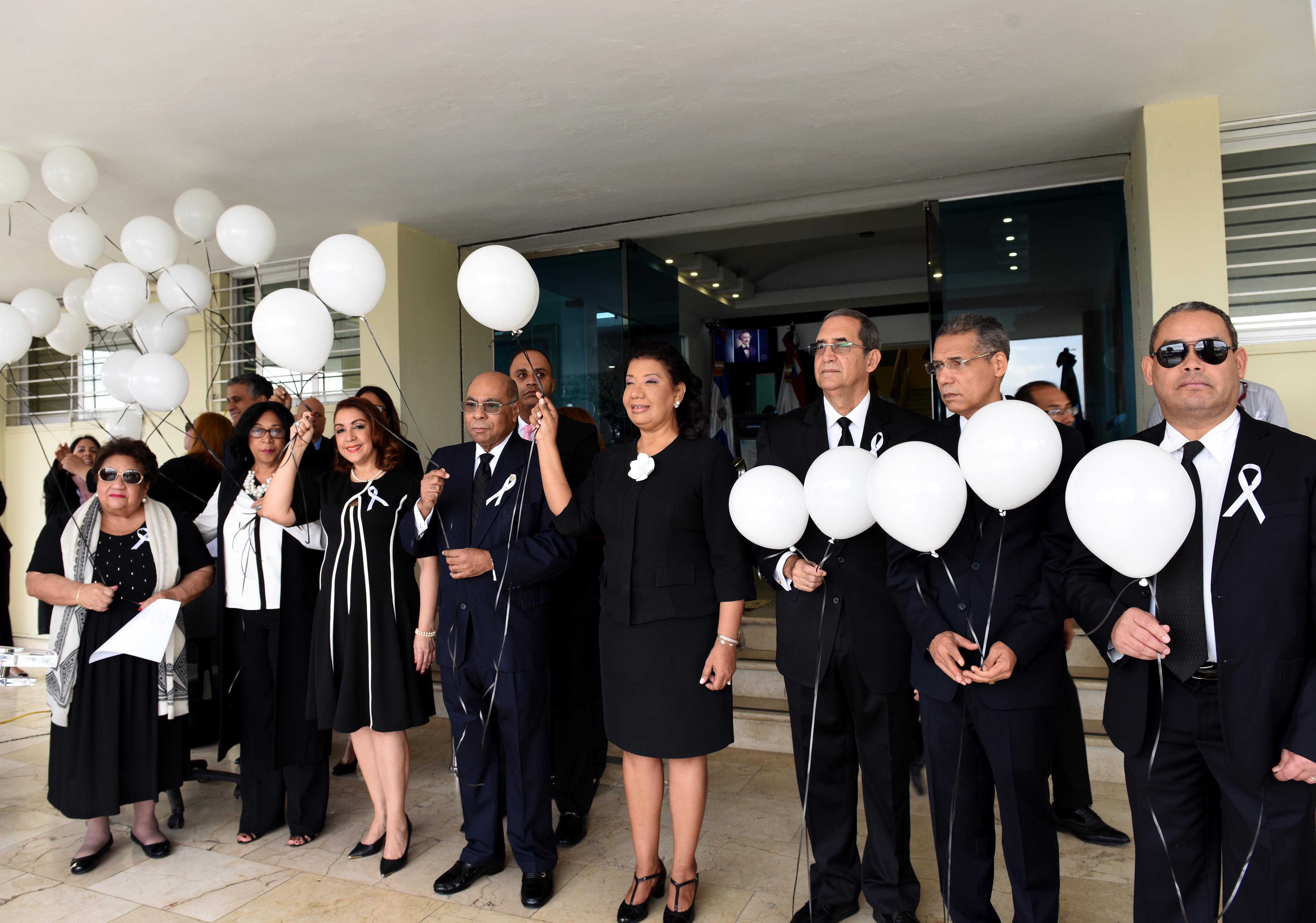 TC lanza cientos de globos blancos al aire en homenaje a las mujeres víctimas de la violencia de género