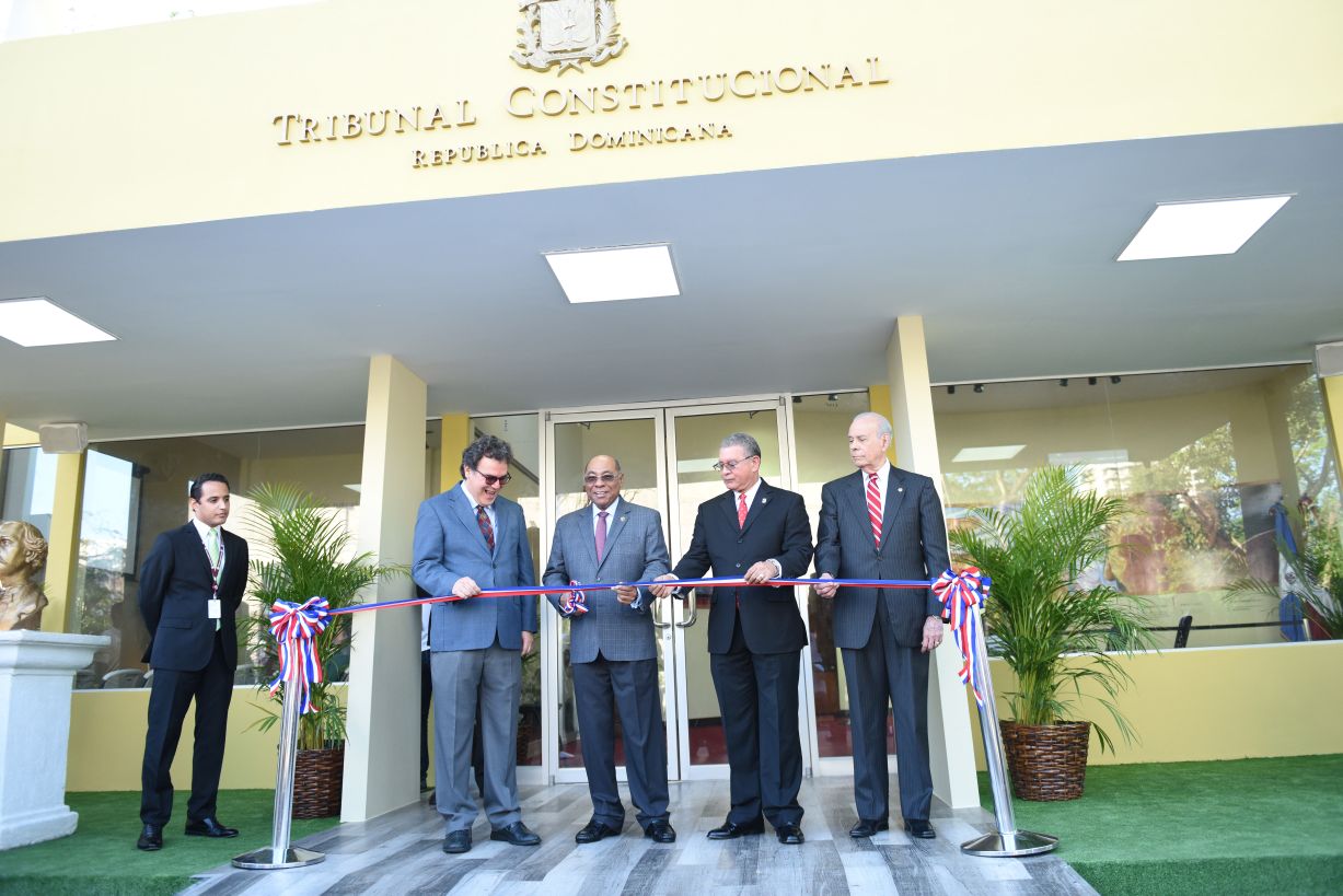 Tribunal Constitucional presenta “Memoria Institucional 2017” durante la inauguración de su pabellón en la Feria del Libro