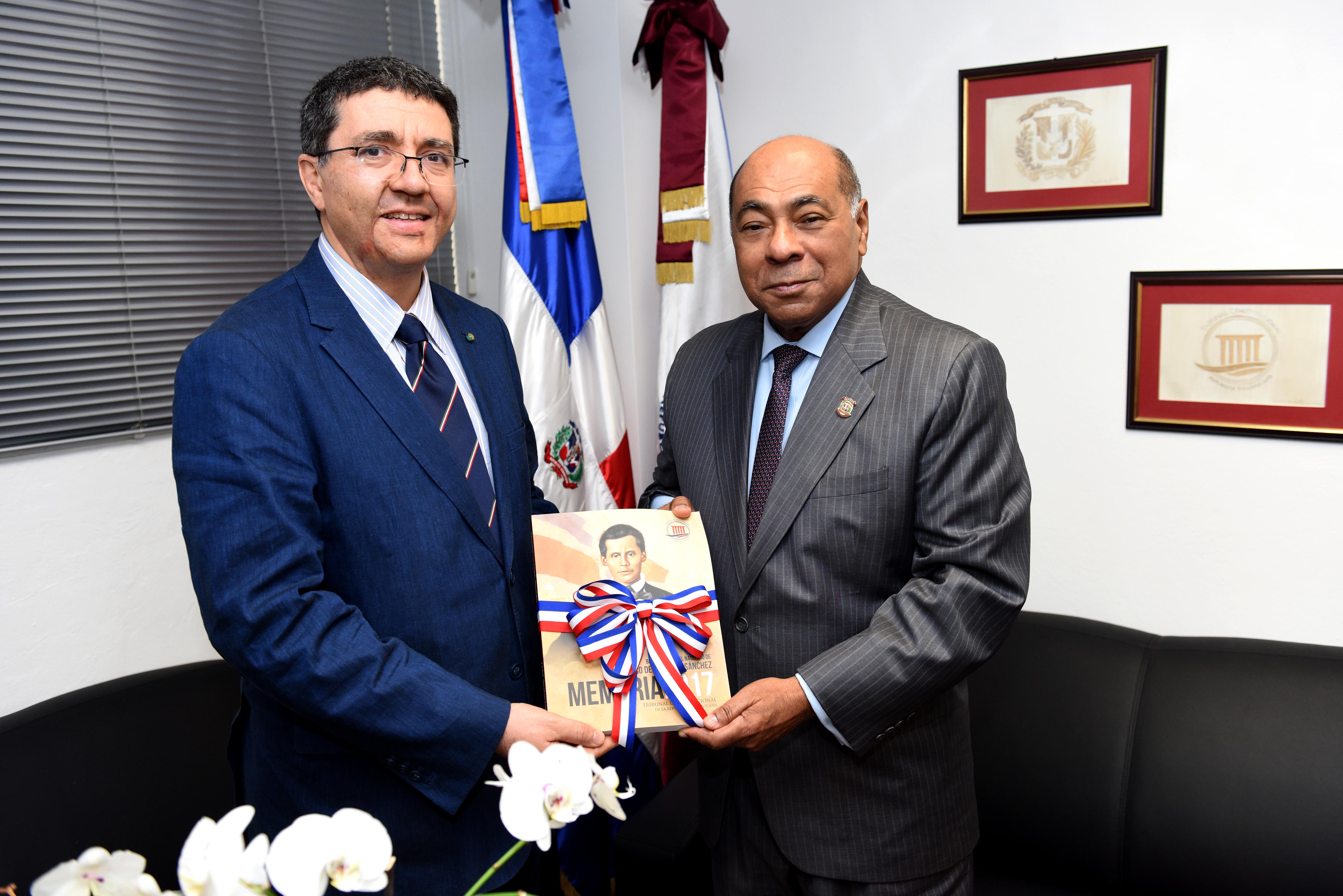 Magistrado Ray Guevara recibe visita de cortesía del embajador de Italia