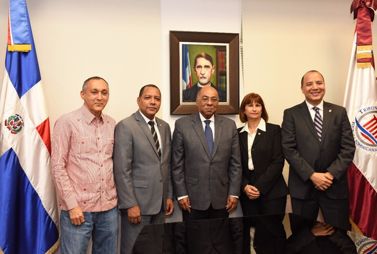 Nuevas autoridades de la Facultad de Ciencias Jurídicas de la UASD visitan al TC