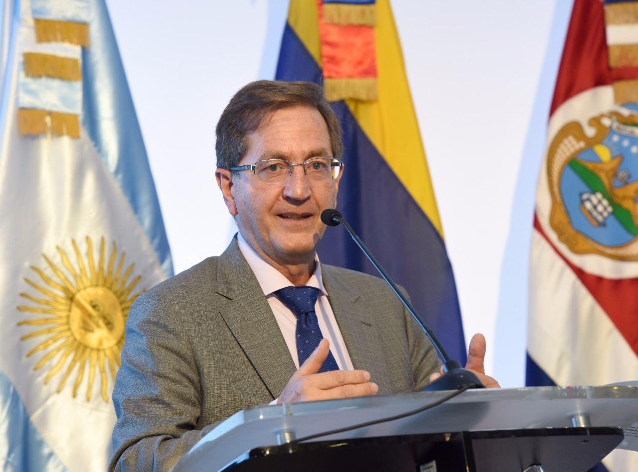 Catedrático español Óscar Dejuán Asenjo sugiere economías de mercado sustentadas en la norma con estabilidad a largo plazo