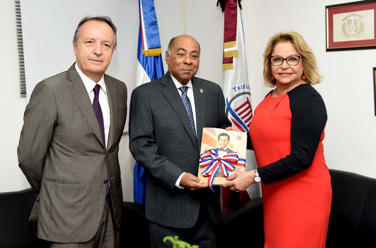 Presidente del TC recibe visita de la embajadora en Francia, Rosa Hernández de Grullón