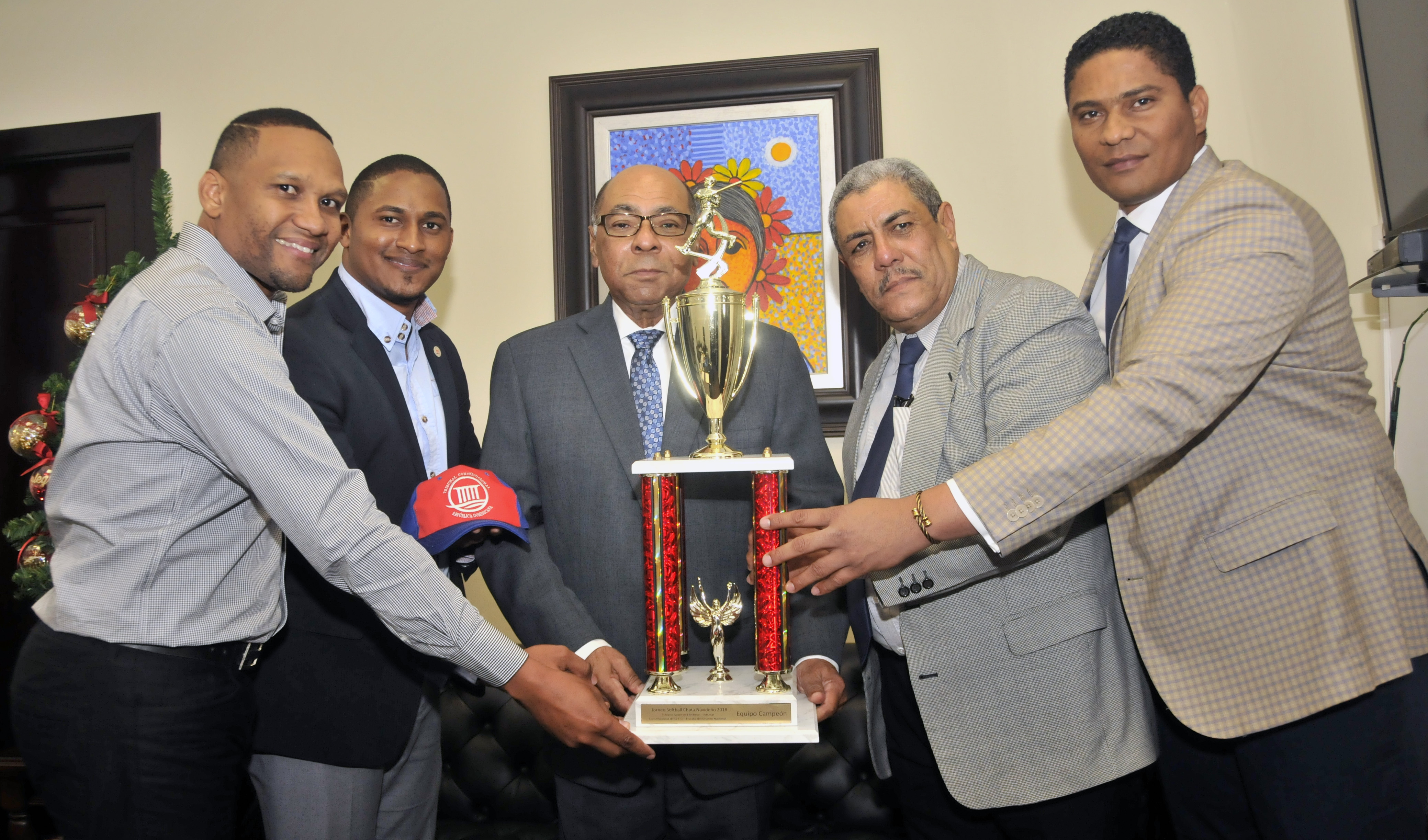 Equipo de softbol del TC gana copa Torneo Navideño