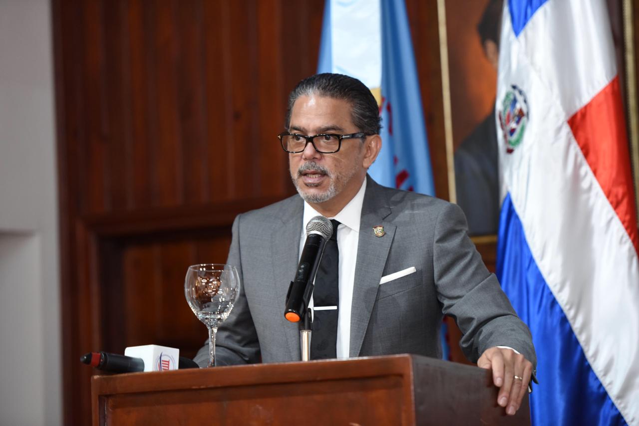 Magistrado Ayuso dirige conversatorio sobre la dimensión internacional de la Constitución dominicana