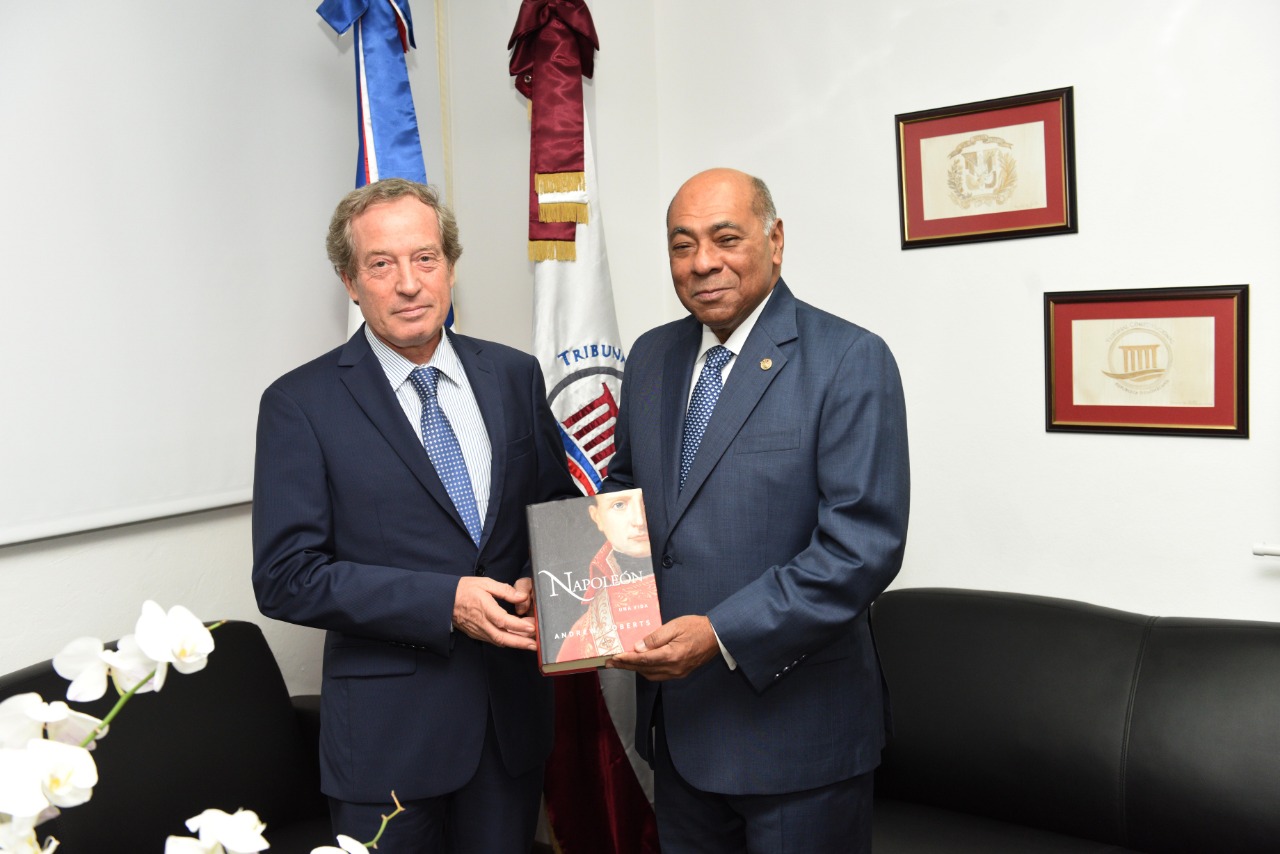 Embajador de Francia visita al magistrado Ray Guevara en sede del TC