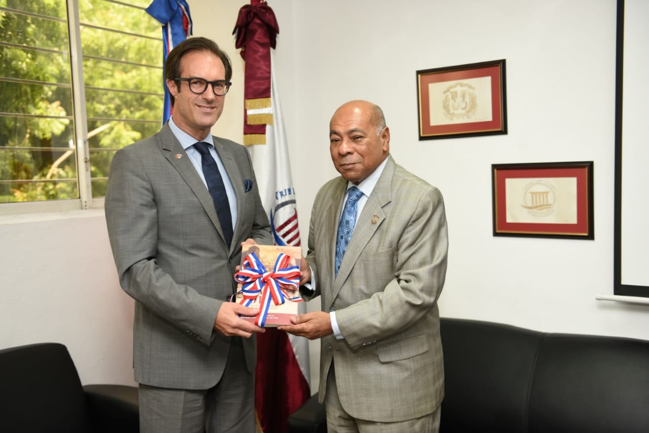 Presidente del TC recibe visita de cortesía del Cónsul Honorario de Portugal