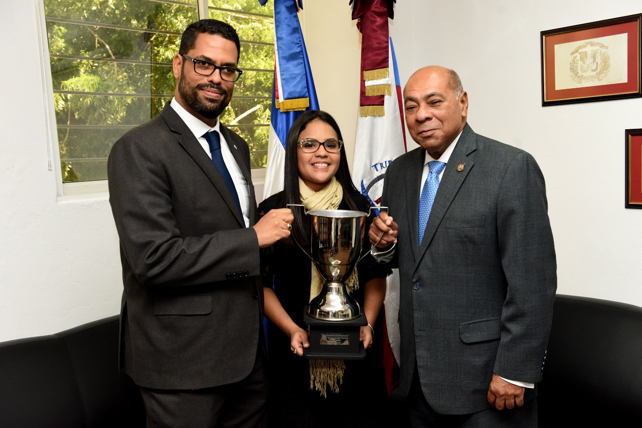 Servidora TC participa junto a estudiantes dominicanos de Derecho en competencia internacional