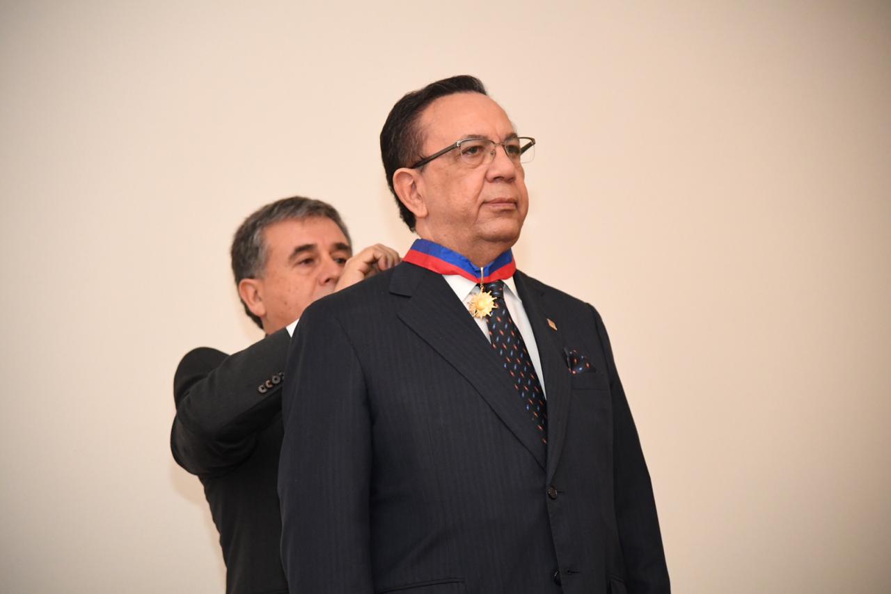 Presidente del TC asiste a condecoración a Valdez Albizu