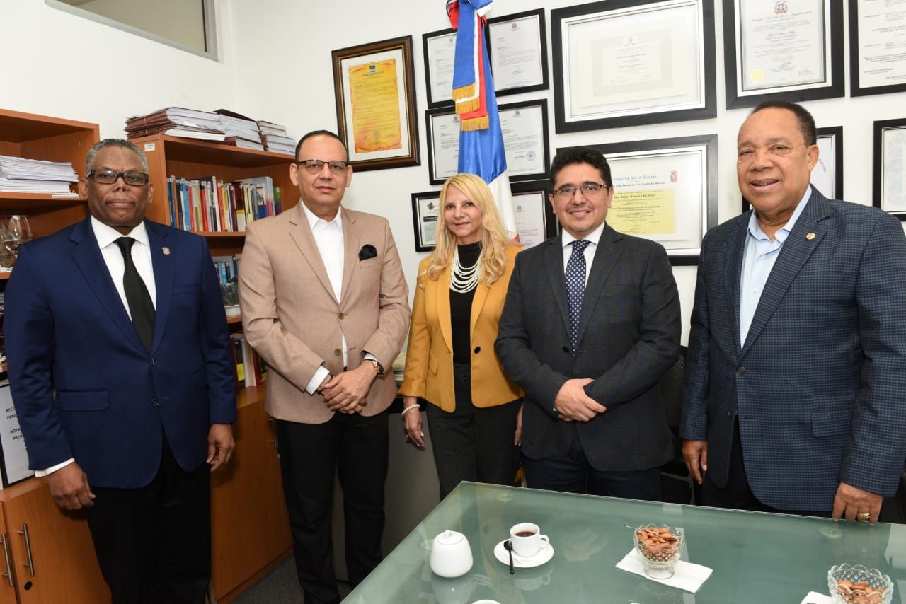 Presidente de la Asociación de Derecho Constitucional de Colombia visita el Tribunal Constitucional dominicano