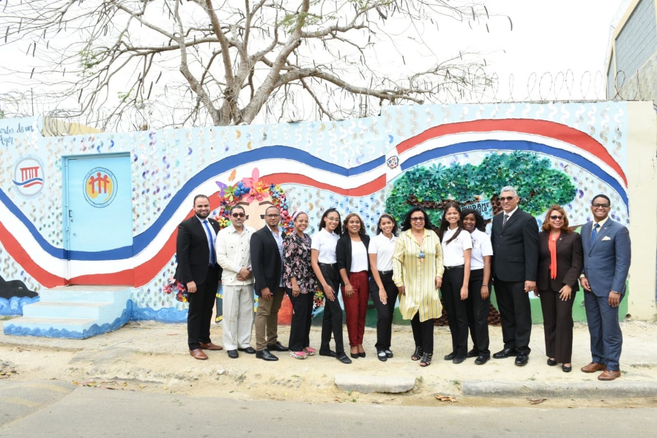 Tribunal Constitucional premia estudiantes ganadores del Concurso de Murales sobre Temas Constitucionales