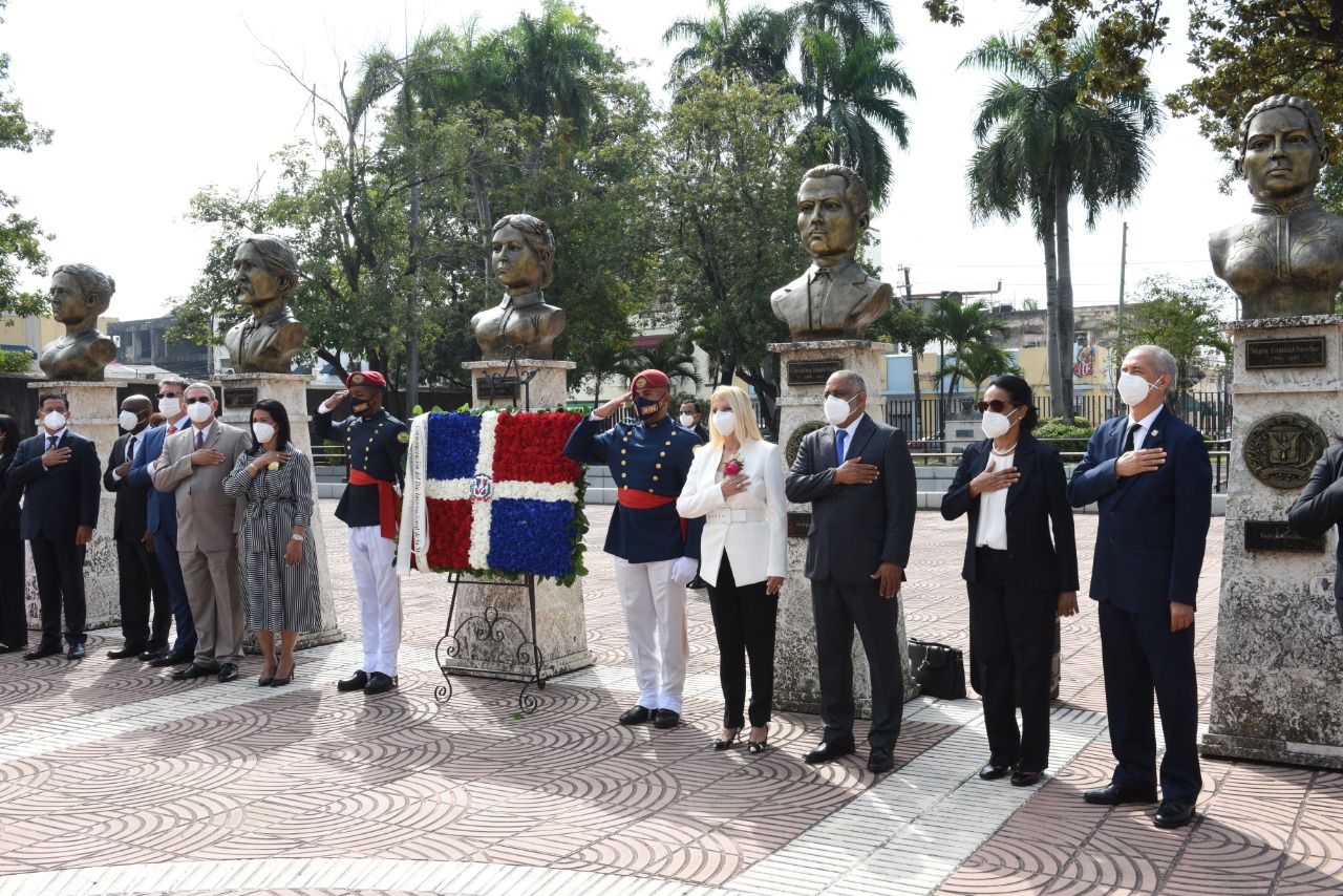TC deposita ofrenda floral ante el busto de Rosa Duarte en el Parque Independencia