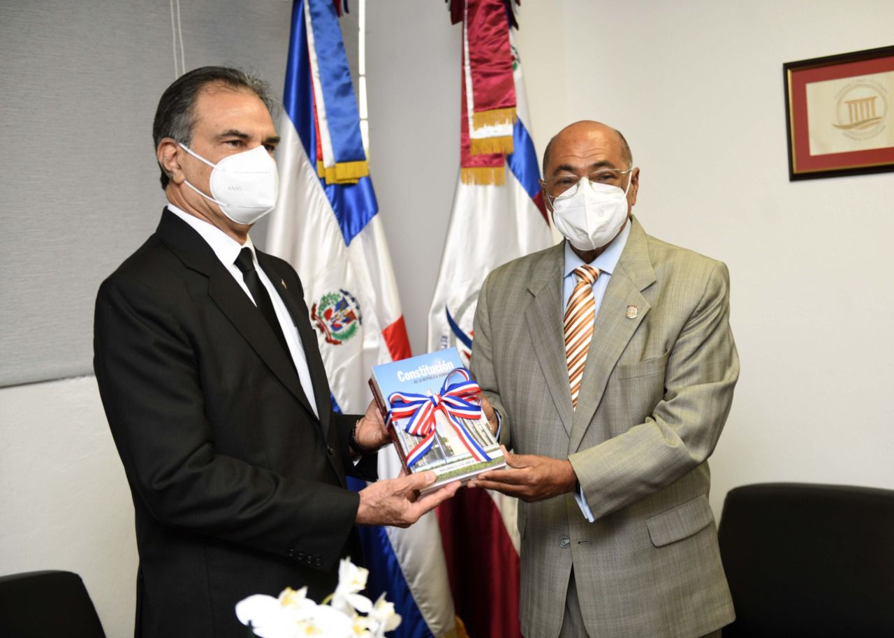 Magistrado Ray Guevara recibe visita del presidente del TSE