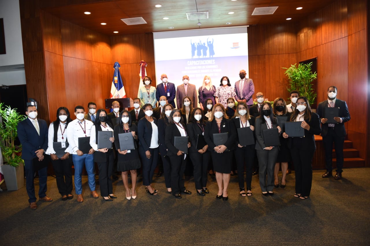 Magistrado Ray Guevara entrega certificados a servidores constitucionales capacitados entre 2020 y 2021