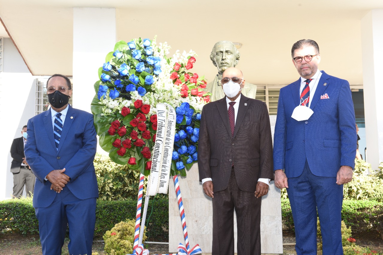 El Tribunal Constitucional realiza enhestamiento de la bandera nacional y ofrenda floral en ocasión del 177 aniversario de la Constitución