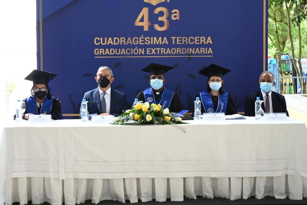 El juez del TC Manuel Ulises Bonnelly Vega pronunció discurso central en graduación extraordinaria Ucateci