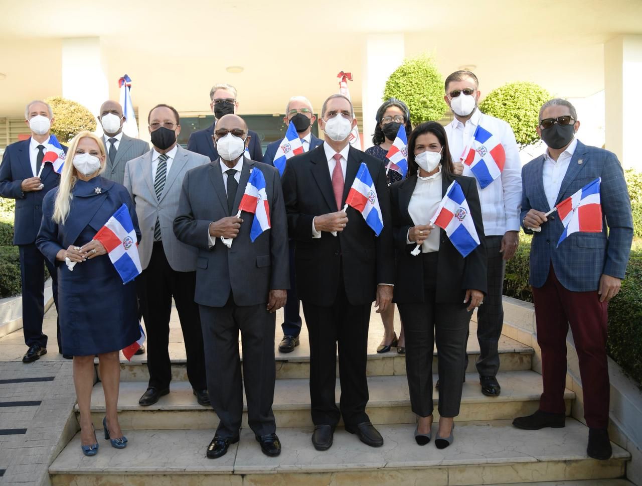 TC realiza enhestamiento de la bandera y deposita ofrenda floral en el busto del patricio Juan Pablo Duarte