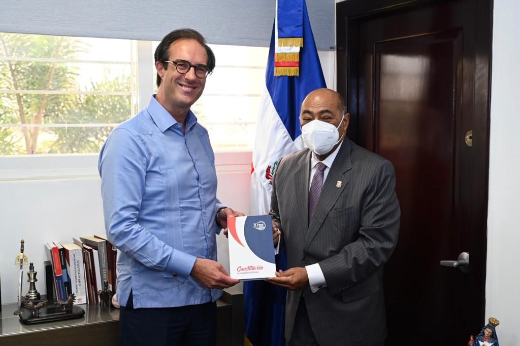 Rector de Barna Management School visita al presidente TC