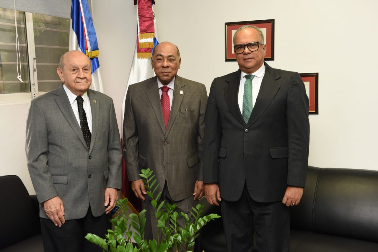 Presidente del TC recibe visita de cortesía de rector de UNAPEC y del decano de Derecho