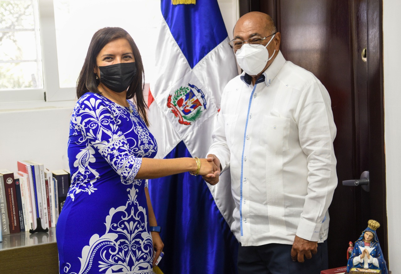 Presidente del TC recibe visita de exjueza de la Corte Constitucional del Ecuador