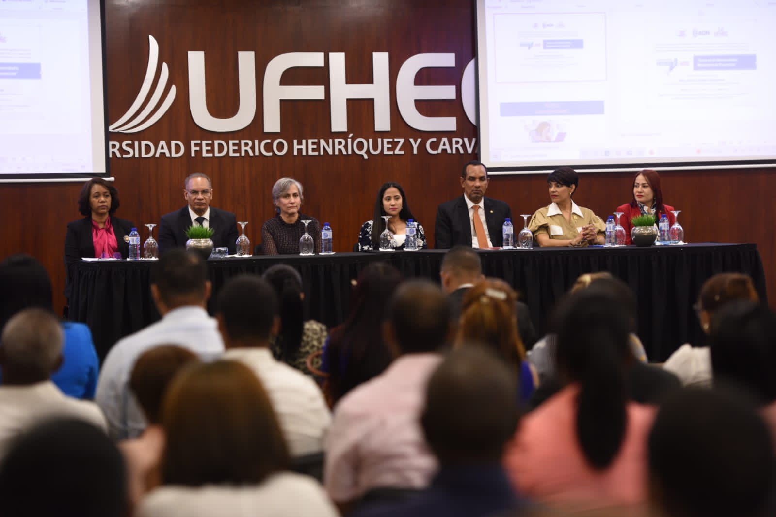 Experta aborda el acoso universitario en primera jornada sobre el tema organizada por el TC