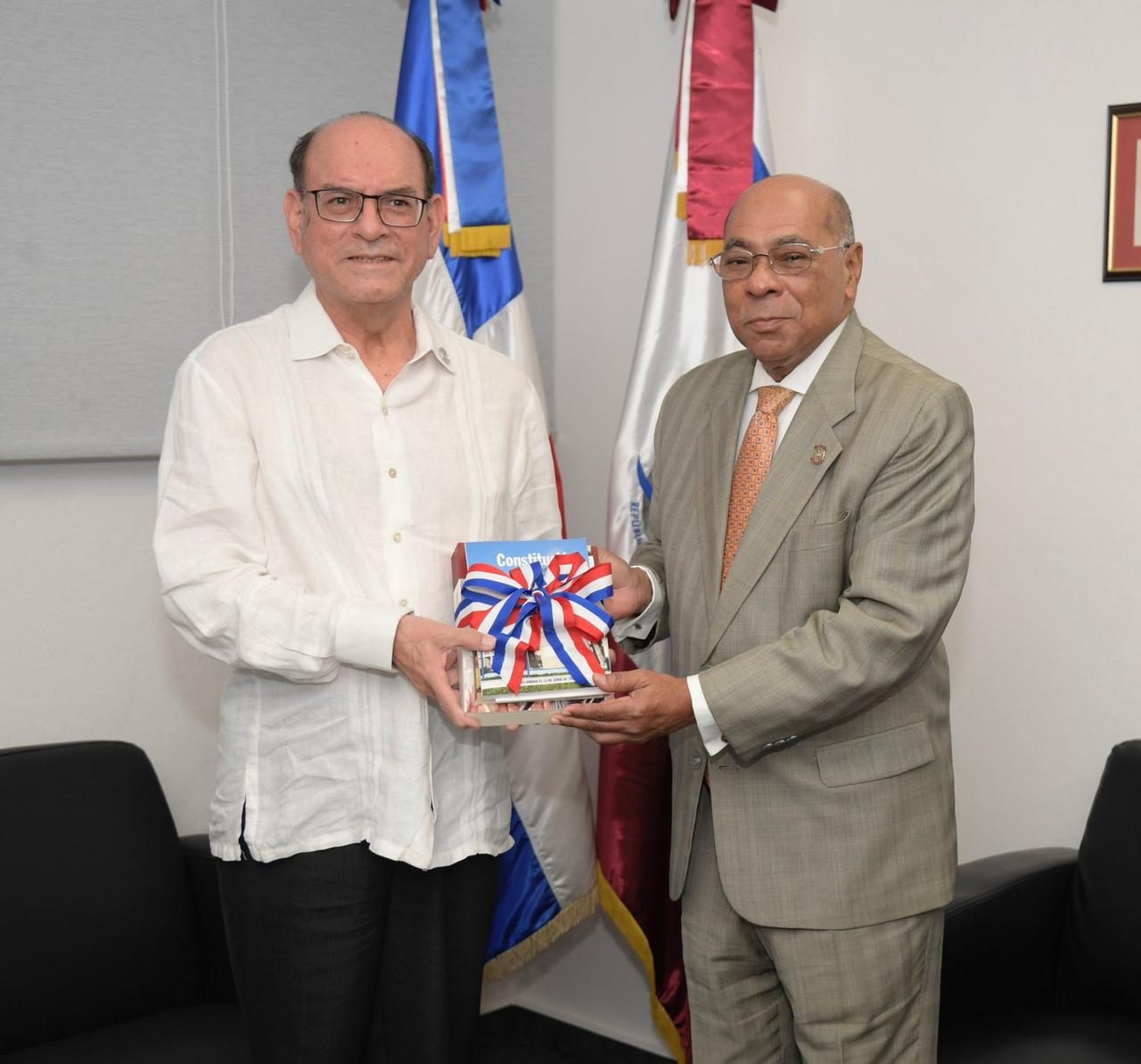 Presidente del TC recibe visita de cortesía del ministro de Relaciones Exteriores del Perú