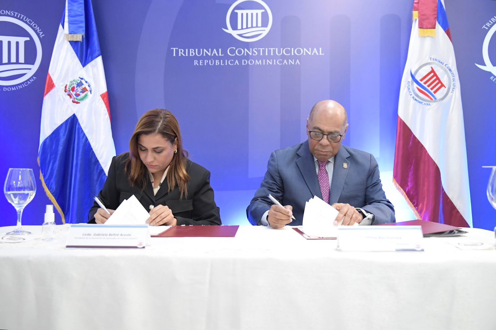 TC suscribe acuerdo con Asociación Dominicana de Egresados de Francia