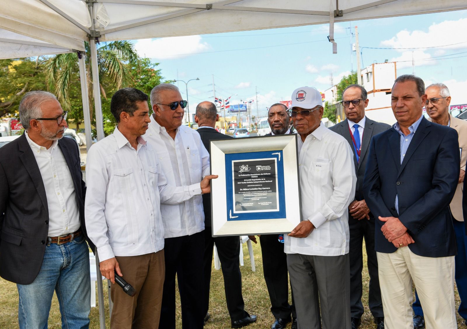 Federación Dominicana de Ciclismo entrega reconocimiento a presidente del TC
