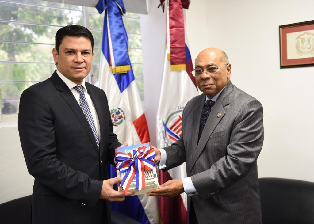 Presidente de TC recibe visita de exembajador de Colombia