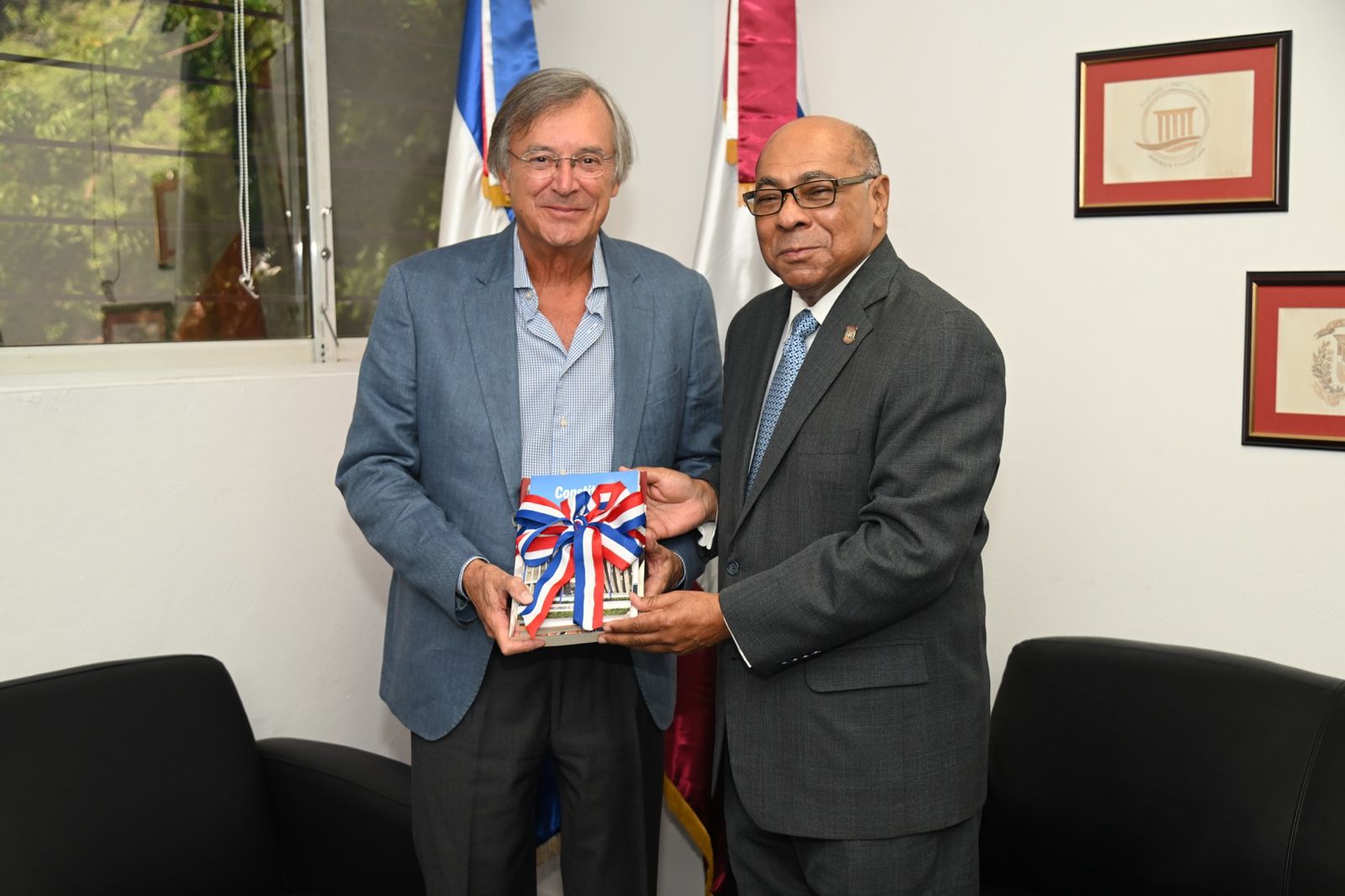 Milton Ray Guevara recibe visita del embajador de España