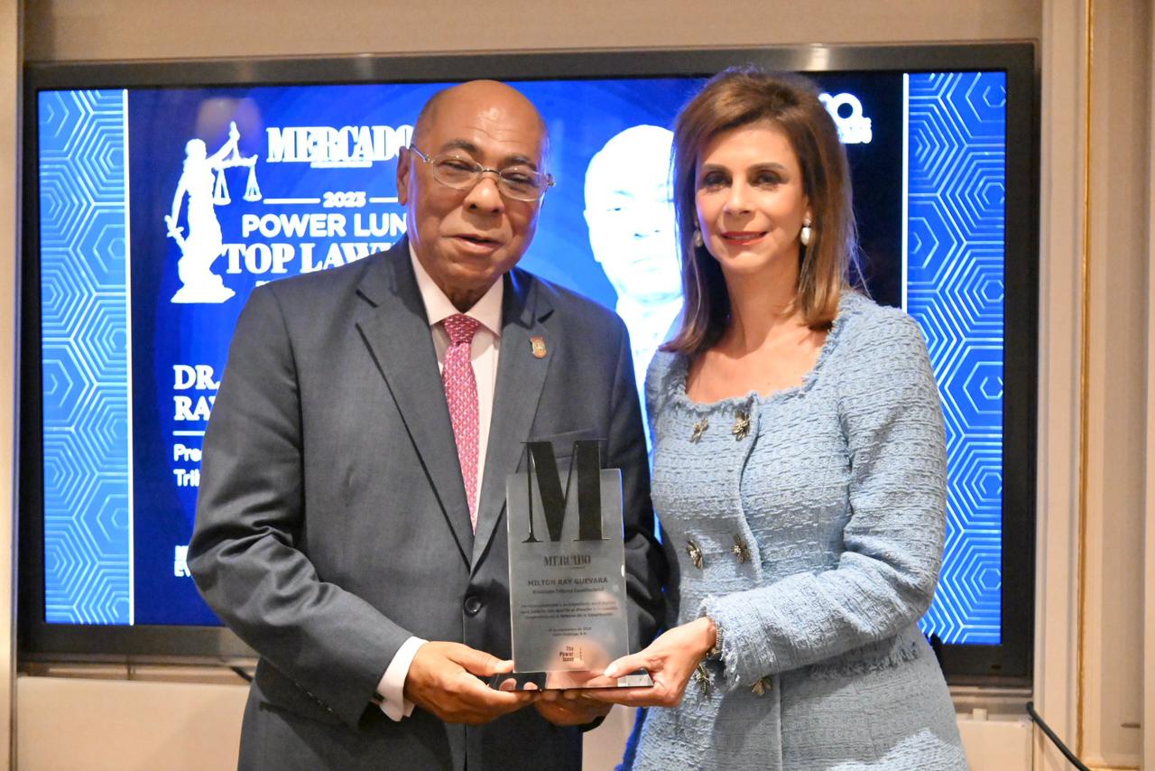 Revista Mercado reconoce trayectoria del Dr. Milton Ray Guevara