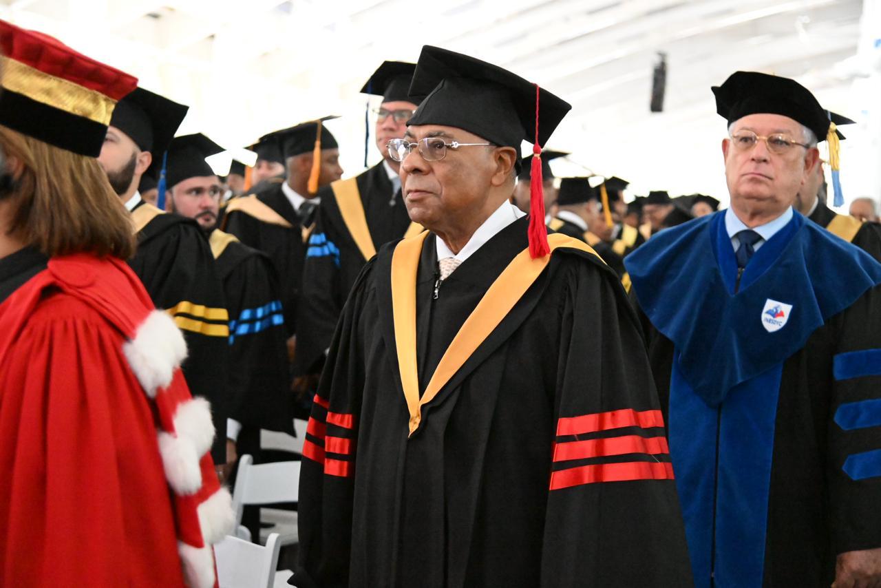 Ray Guevara participa en acto de graduación de la PUCMM