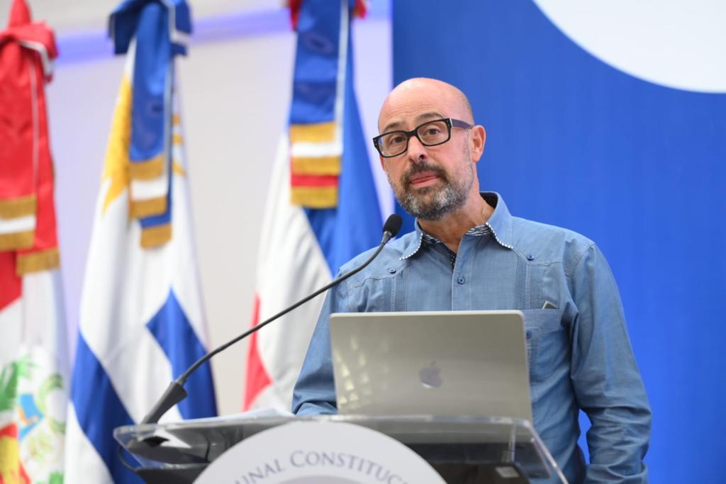 Ritxar Bacete define como colosal la transformación de la mujer y aboga por el cuidado compartido de los hijos