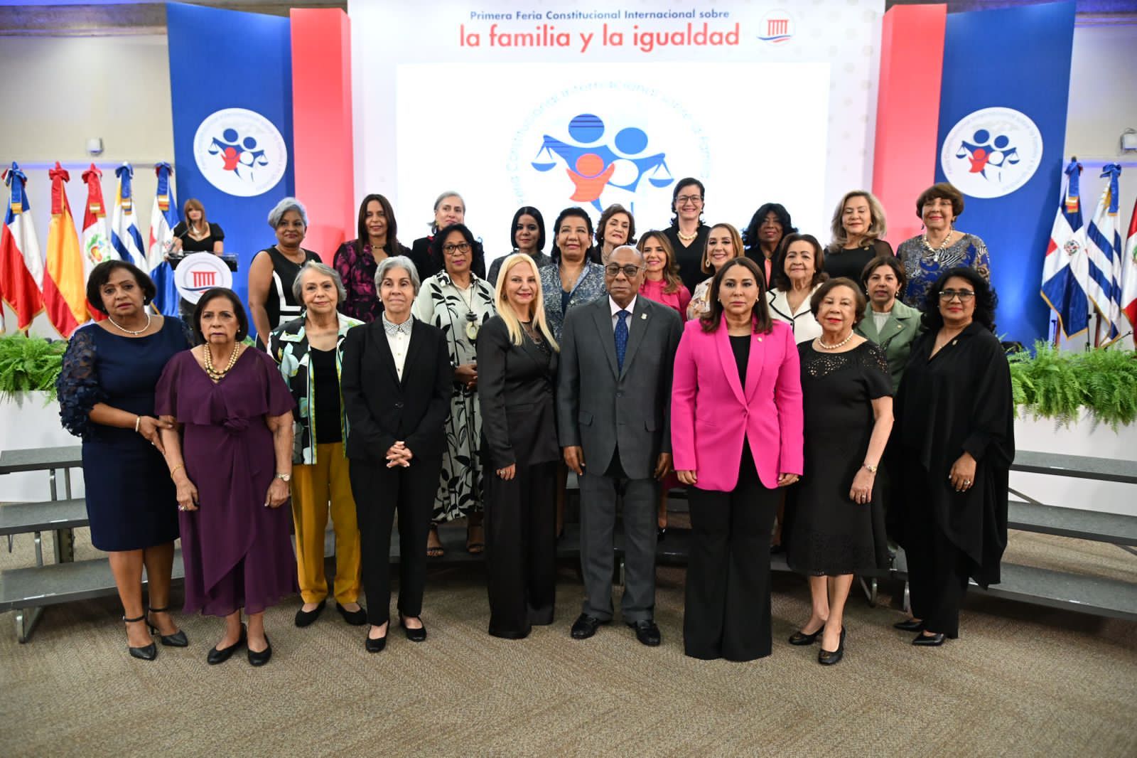 TC pone a circular «Juezas de las altas cortes de la República Dominicana» y «Mujeres de la historia dominicana. Un homenaje»