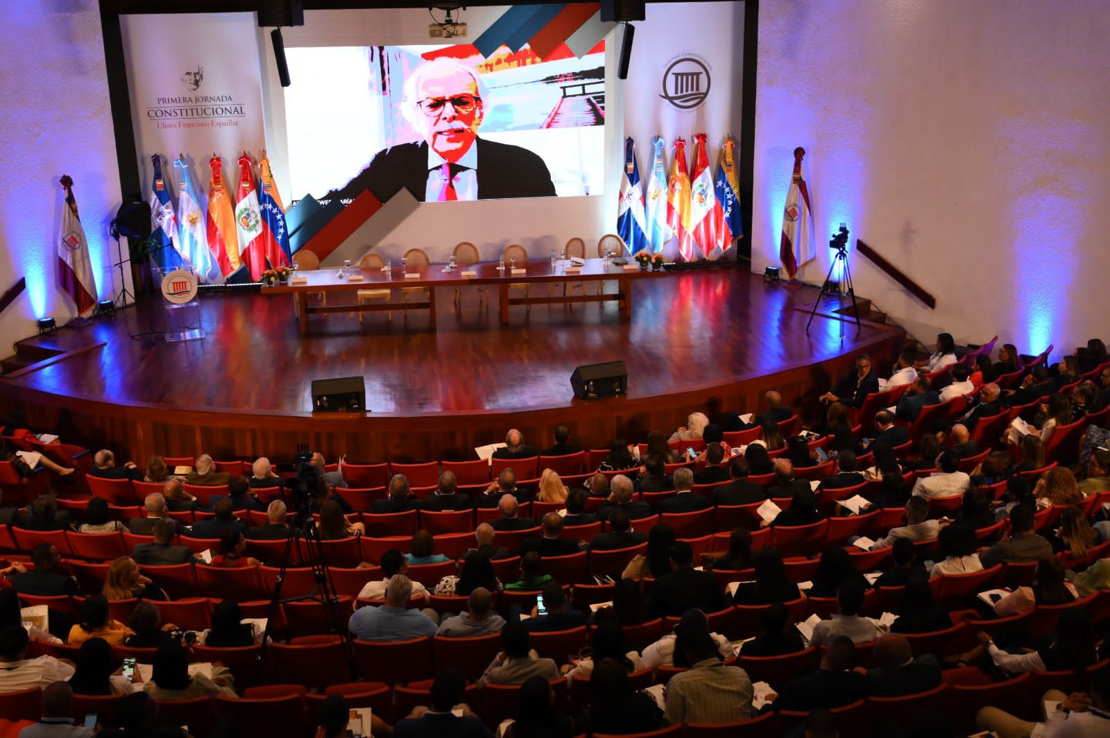 Conferencista internacional llama a los dominicanos a cuidar la Constitución y la independencia judicial, en jornada del TC