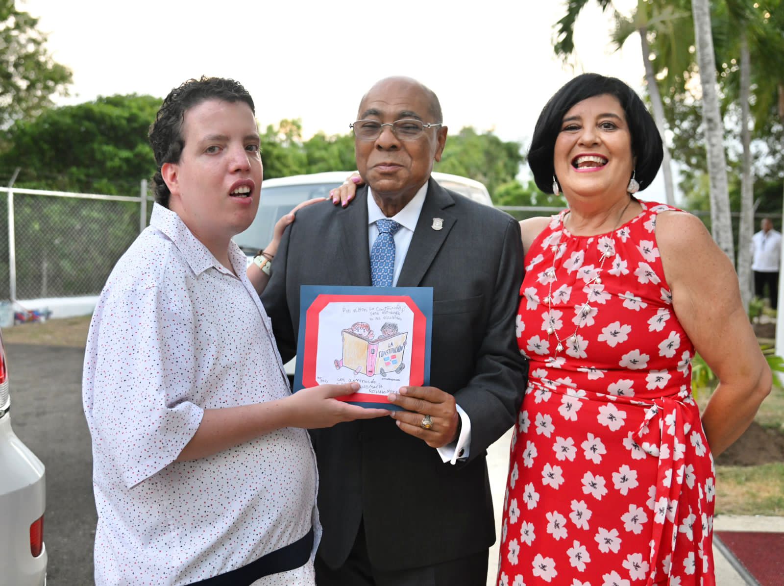 Joven entrega al presidente del TC un dibujo donde se exalta la enseñanza de la Constitución en las escuelas.