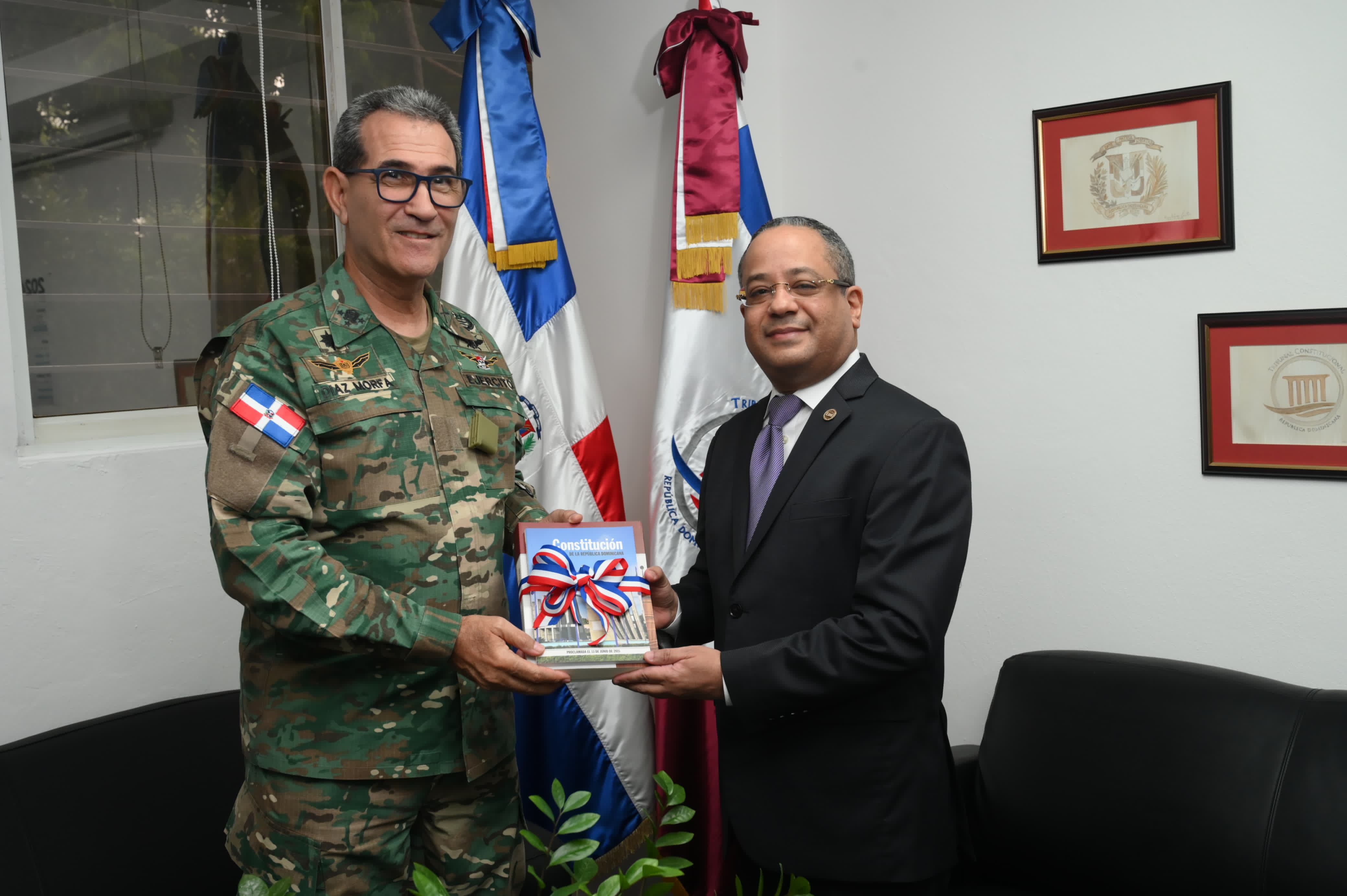 Presidente del TC recibe visita del ministro de Defensa