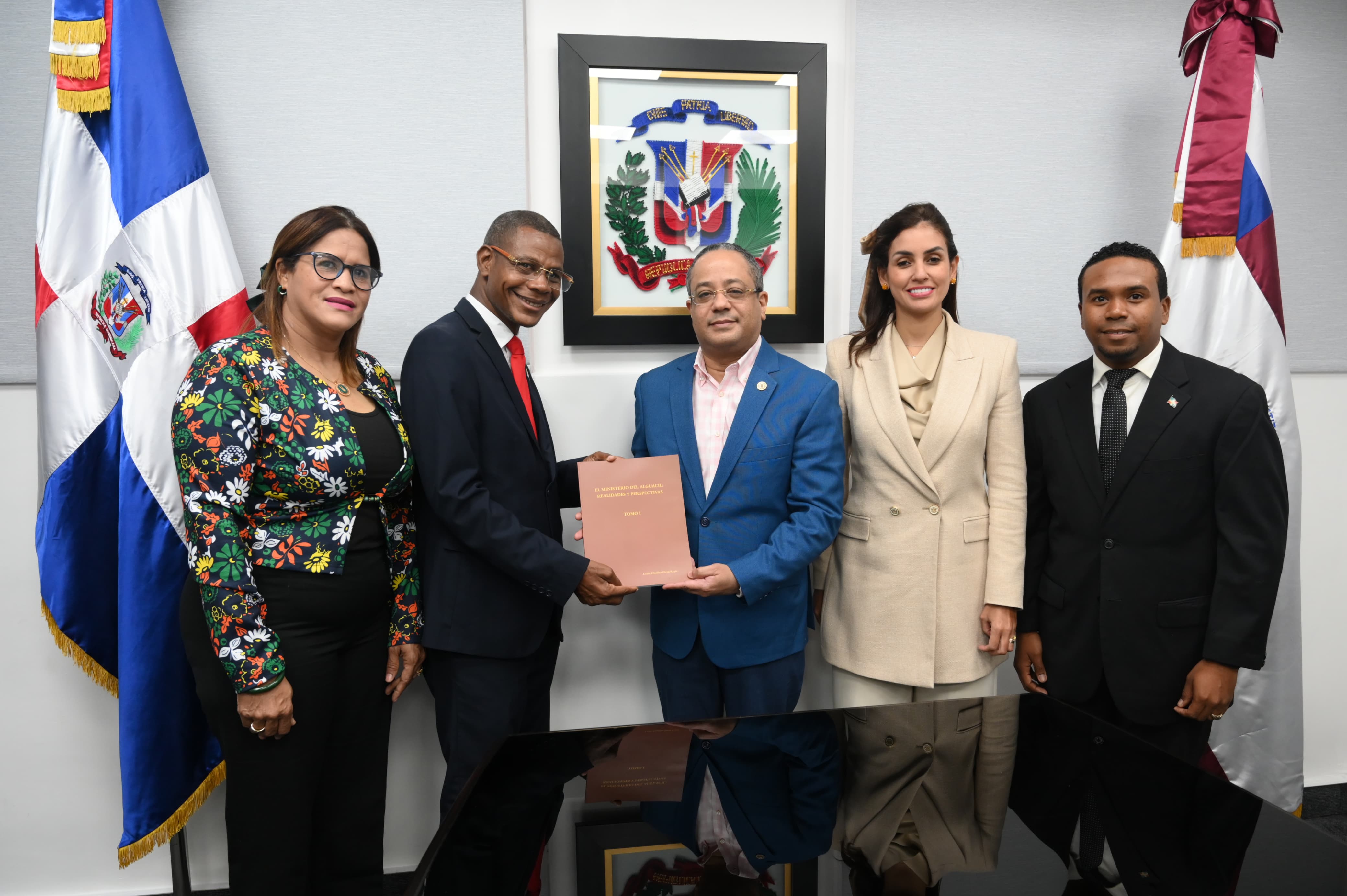 Presidente del TC recibe visita de cortesía de miembros de la Asociación Dominicana de Alguaciles