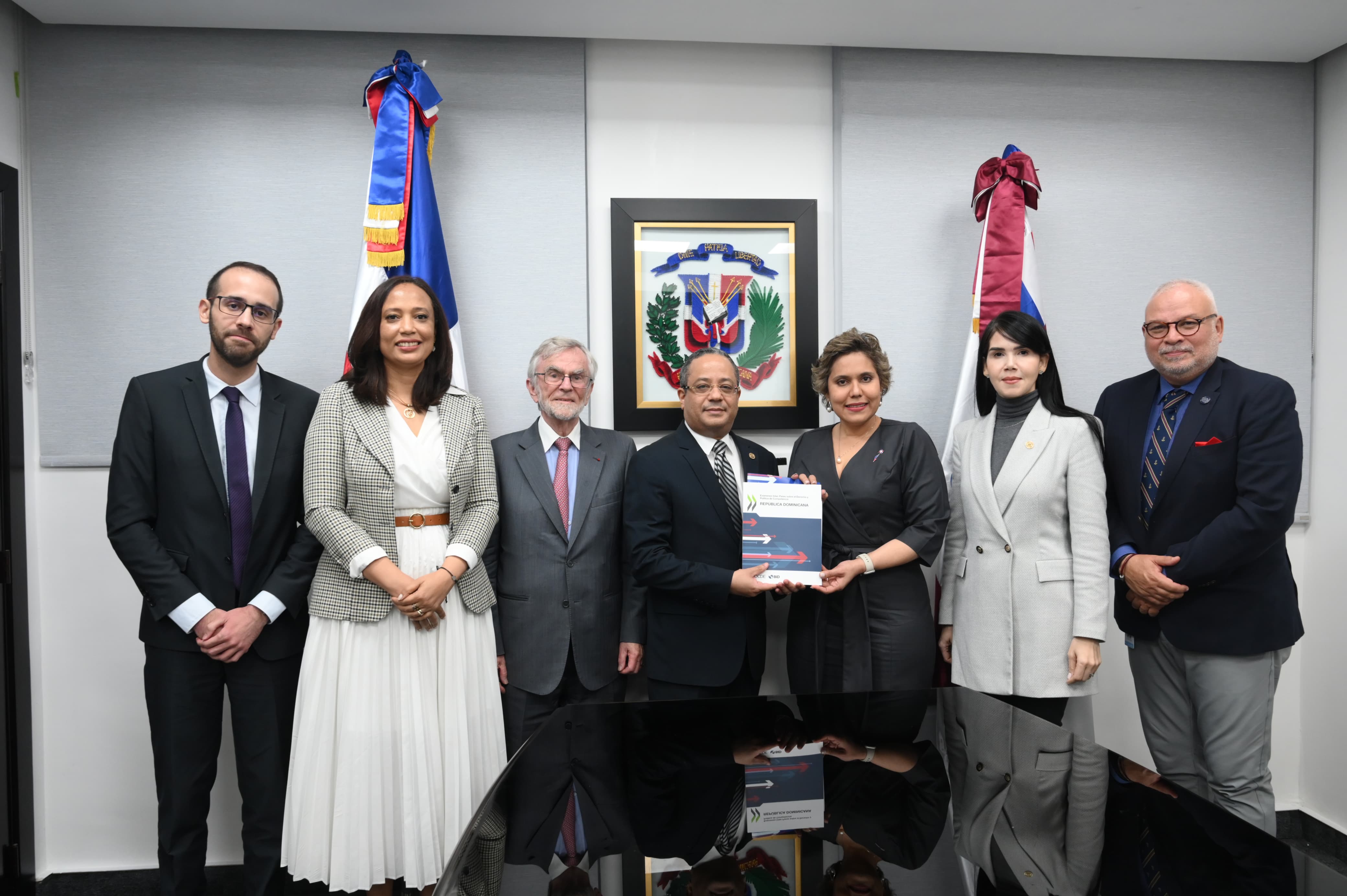 Magistrado Estévez Lavandier recibe visita de presidenta del Consejo Directivo de ProCompetencia