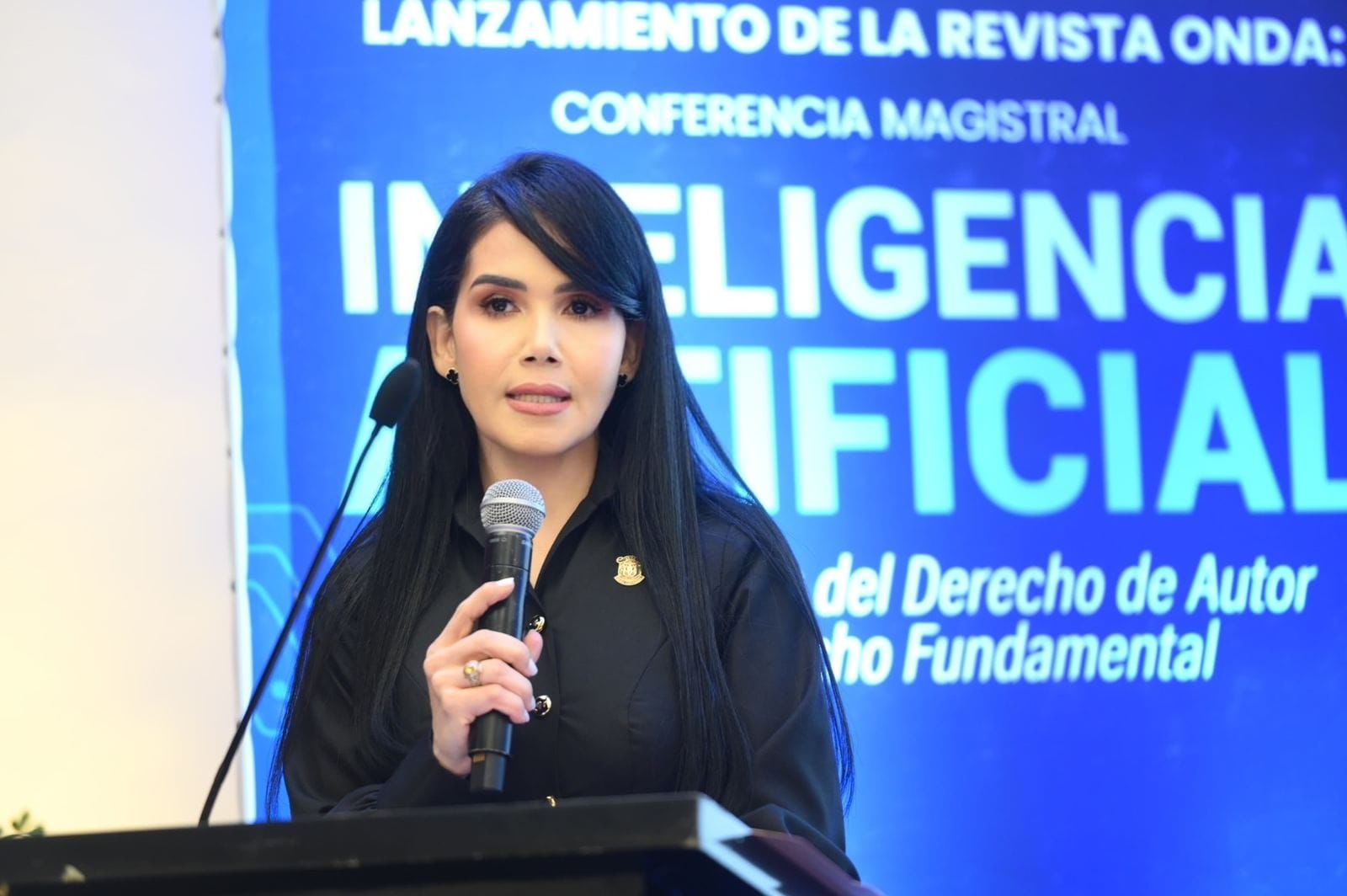 Magistrada del TC Army Ferreira dicta conferencia sobre IA y protección de derecho de autor