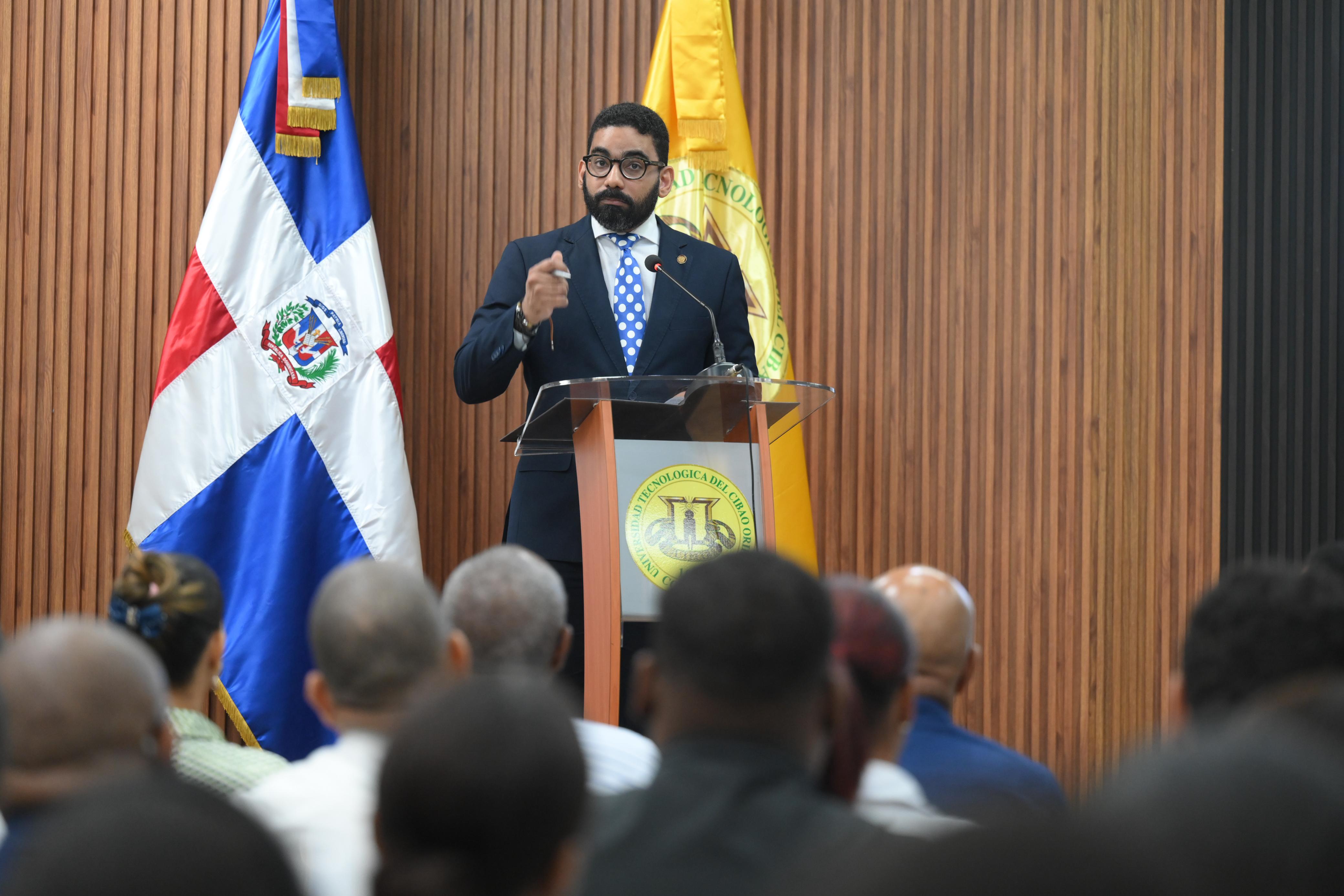 Juez del TC afirma Constitución debe estar arraigada en las personas para mantener su fuerza